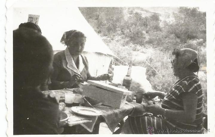 Photographie ancienne: :::: QW621 - FOTOGRAFIA - AMIGAS COMIENDO EN EL CAMPO