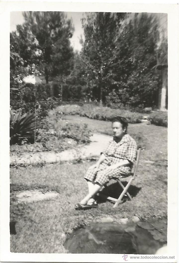 Photographie ancienne: :::: H181 - FOTOGRAFIA - SE&Ntilde;ORA SENTADA EN UN JARDIN - 1960