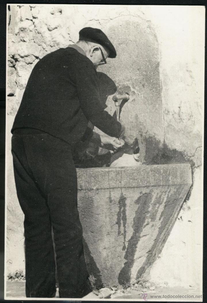Fotograf&iacute;a antigua: abuelo llenando el botijo - Foto 1