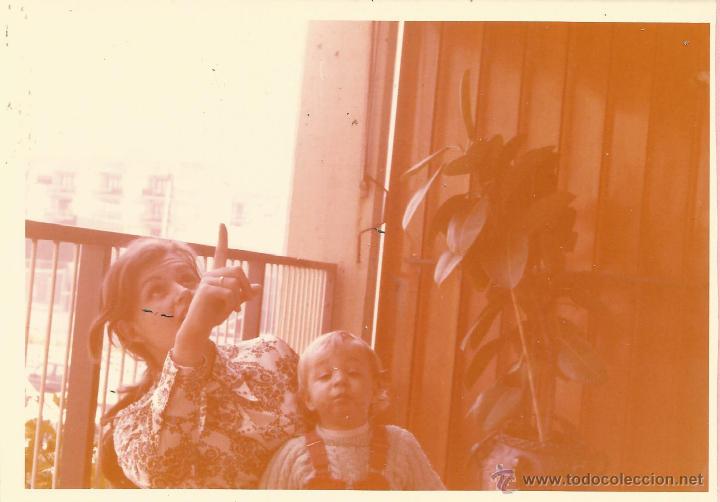 Alte Fotografie: ** B703 - FOTOGRAFIA - SE&Ntilde;ORA Y NI&Ntilde;A EN UNA TERRAZA