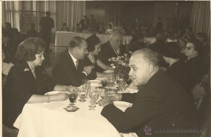 Fotograf&iacute;a antigua: :::: LL128 - FOTOGRAFIA - GRUPO DE AMIGOS EN UN BANQUETE DE BODAS - 1960 - 17,5 X 1,5 CM.