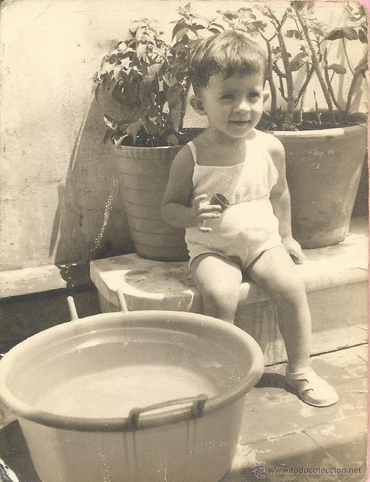 Antique Photography: == B752 - FOTOGRAFIA - NI&Ntilde;ITO JUNTO A UN BARRE&Ntilde;O CON AGUA