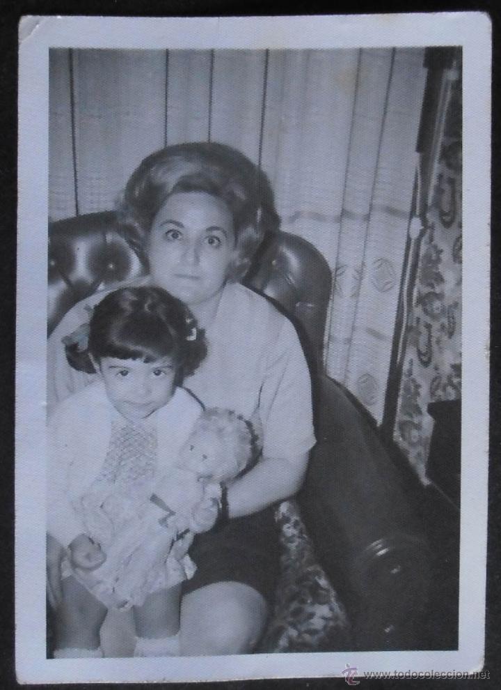 Photographie ancienne: (6160)FOTOGRAFIA 10X7 CM APROX,MADRE,HIJA Y MU&Ntilde;ECA,CONSERVACION,VER FOTOS