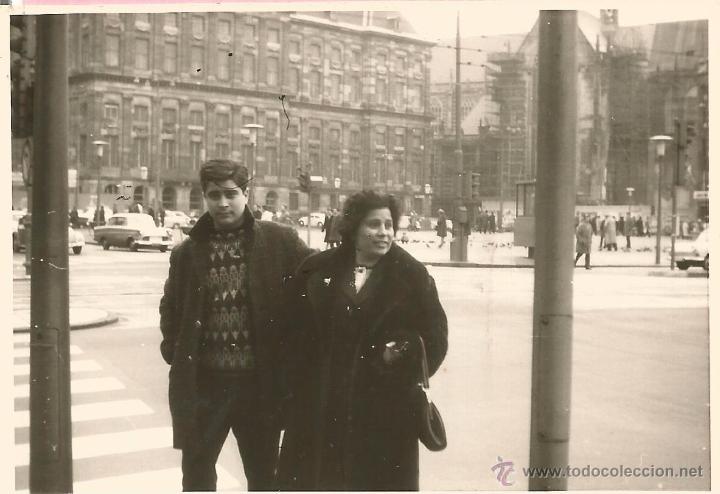 Antique Photography: *** M202 - FOTOGRAFIA - SE&Ntilde;ORA Y JOVEN DE PASEO - 1969