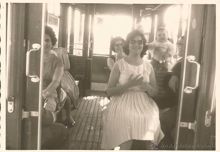 Antique Photography: *** M207 - FOTOGRAFIA - GRUPO DE GENTE EN UN MEDIO DE TRANSPORTE