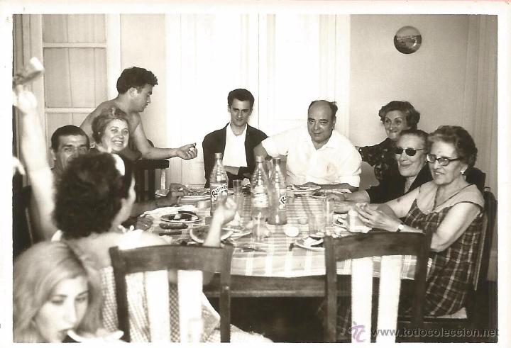 Fotografia antica: *** M209 - FOTOGRAFIA - GRUPO DE AMIGOS EN UNA COMIDA