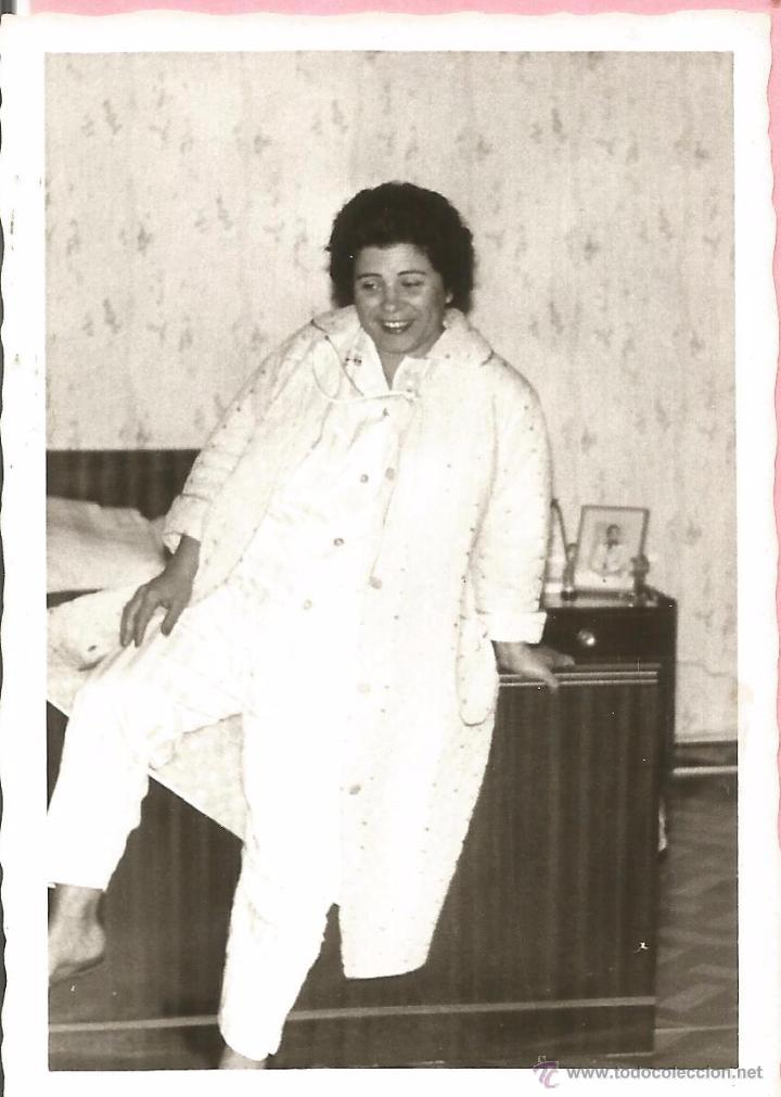 Fotografia antiga: *** M217 - FOTOGRAFIA - SE&Ntilde;ORA CON BATA Y PIJAMA - RF. FL25