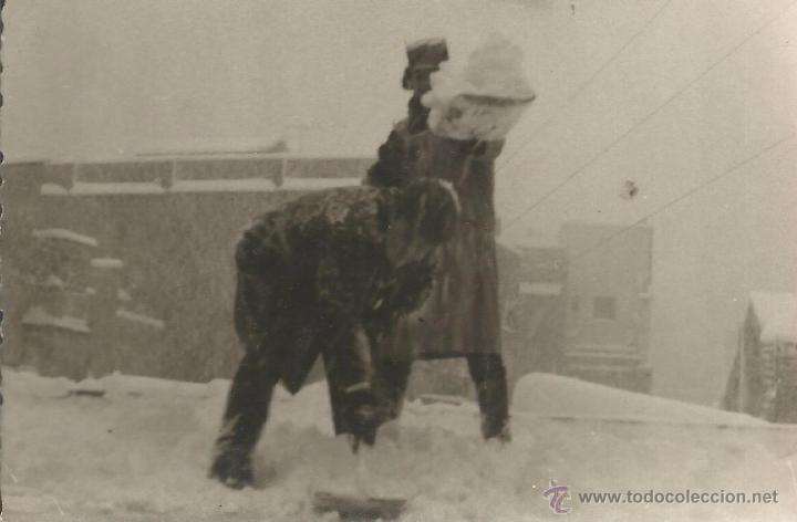 Fotografia antiga: *** M220 - FOTOGRAFIA - SE&Ntilde;ORES QUITANDO NIEVE CON UNA PALA