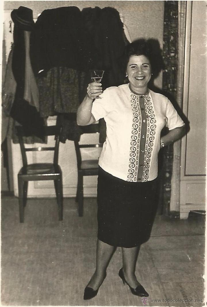 Fotografia antiga: *** M225 - FOTOGRAFIA - SE&Ntilde;ORA CON UNA COPA EN LA MANO