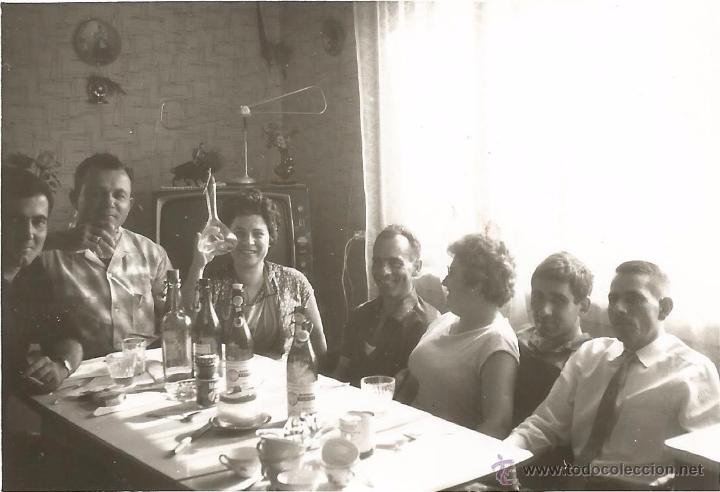 Fotografia antiga: ** M230 - FOTOGRAFIA - GRUPO DE AMIGOS EN UNA COMIDA - RF. FL25