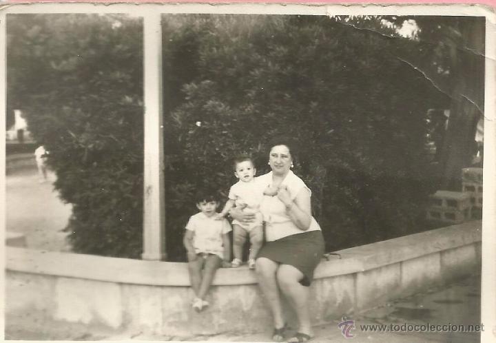 Fotografia antiga: ** M538 - FOTOGRAFIA - SE&Ntilde;ORA CON DOS NI&Ntilde;ITOS - RF. FL17