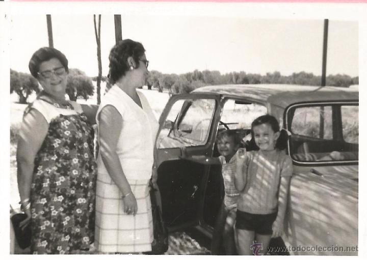 Fotografia antiga: *** M549 - FOTOGRAFIA - GRUPO FAMILIAR AL LADO DE UN COCHE