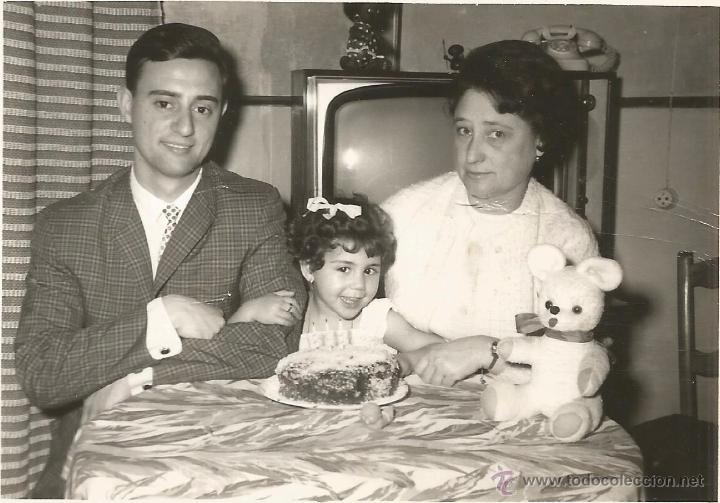 Fotograf&iacute;a antigua: *** M573 - FOTOGRAFIA - PAREJA CON SU NI&Ntilde;ITA JUNTO A UN PASTEL Y UN OSITO DE PELUCHE