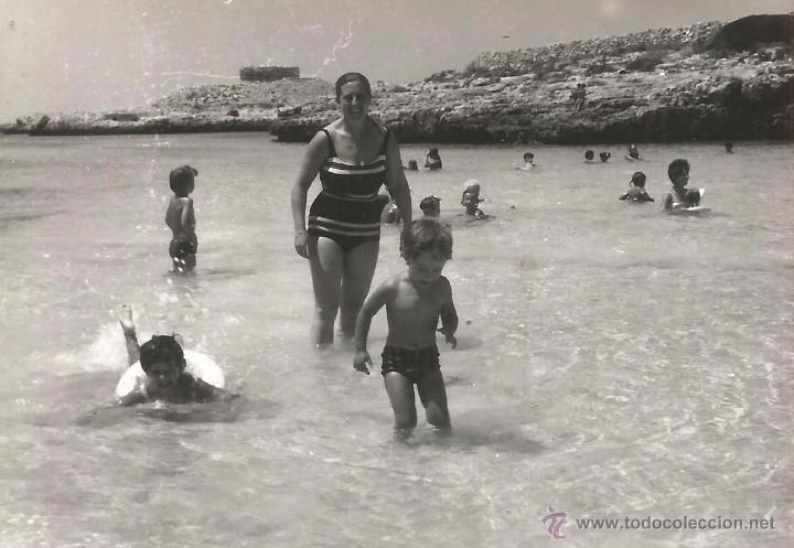 Antique Photography: :::: M579 - FOTOGRAFIA - SE&Ntilde;ORA CON SUS NI&Ntilde;OS TOMANDO EL BA&Ntilde;O EN LA PLAYA