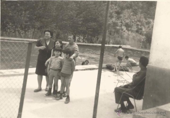 Antique Photography: ** M580 - FOTOGRAFIA - GRUPO FAMILIAR JUNTO A UNA PISCINA - RF. FL17