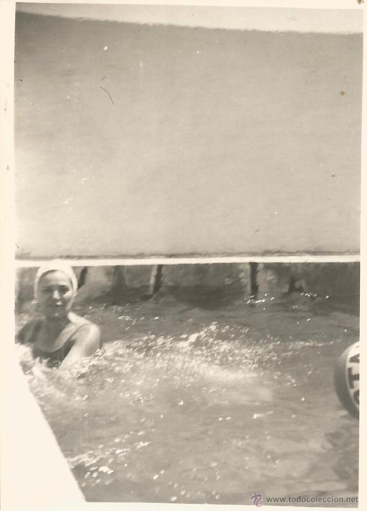 Antique Photography: ** M582 - FOTOGRAFIA - SE&Ntilde;ORA TOMANDO EL BA&Ntilde;O EN UNA PISCINA - RF. FL17