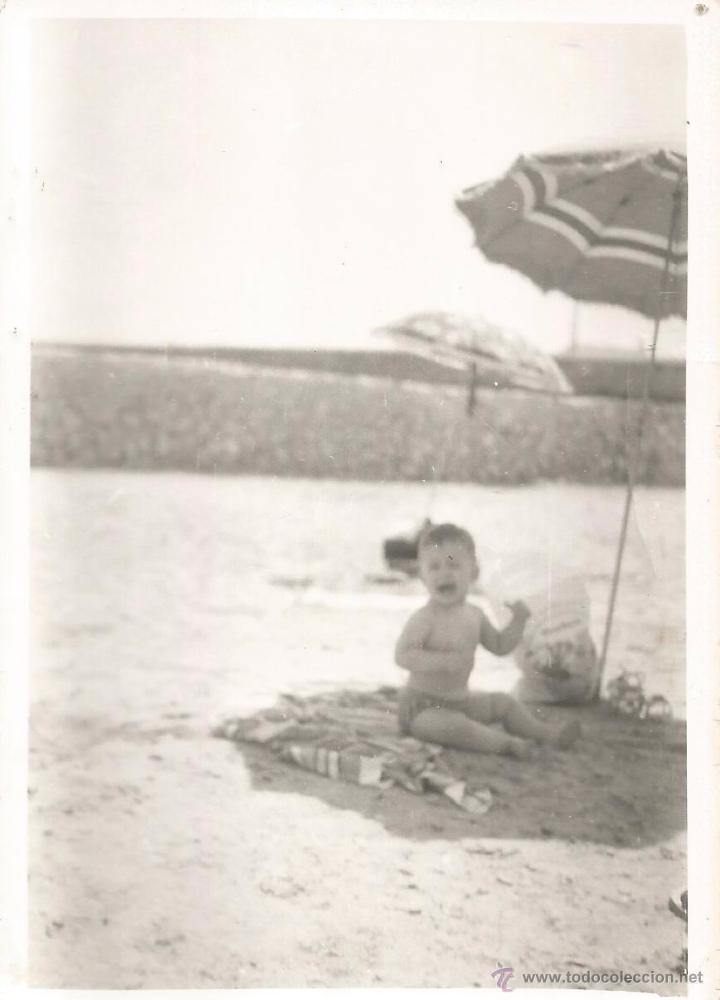 Antique Photography: ** M584 - FOTOGRAFIA - NI&Ntilde;O EN LA PLAYA DEBAJO DE UNA SOMBRILLA - RF. FL17