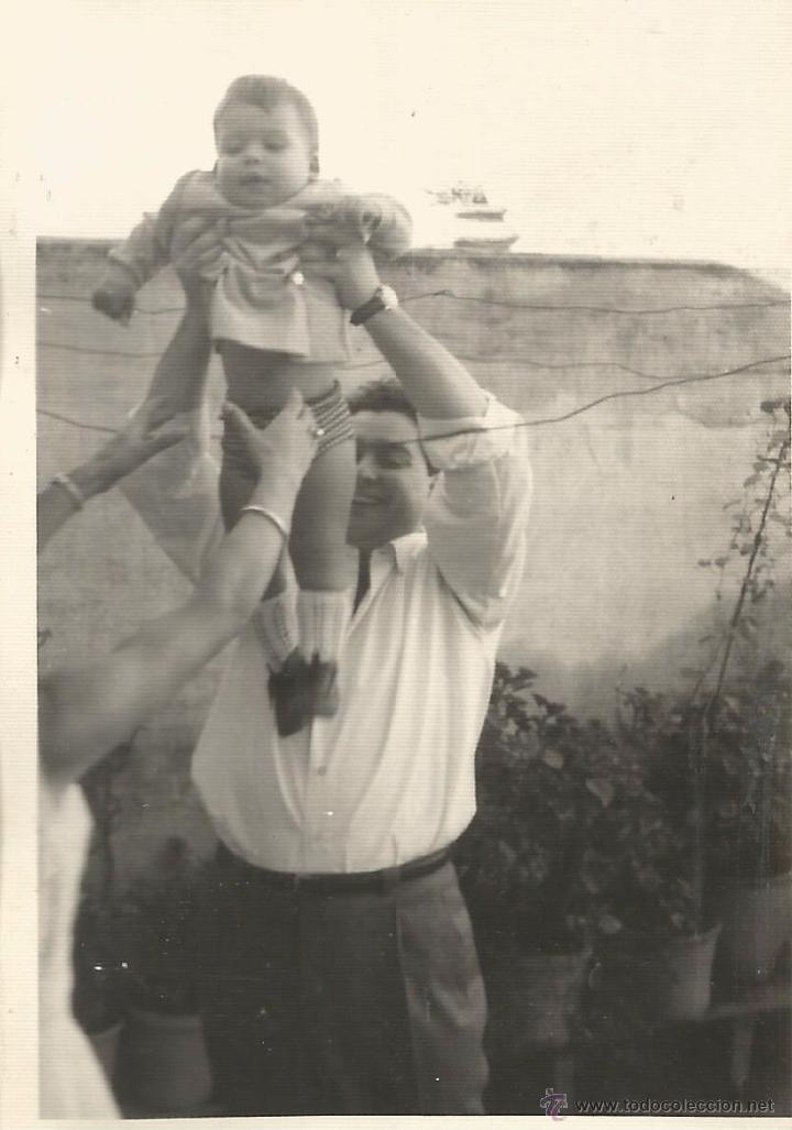 Alte Fotografie: ** M592 - FOTOGRAFIA - SE&Ntilde;OR LEVANTANDO A UN NI&Ntilde;ITO - RF. FL17