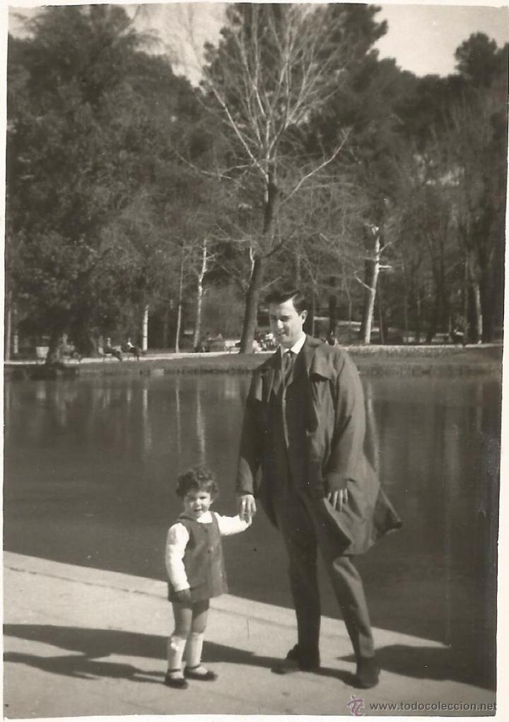 Alte Fotografie: ** M597 - FOTOGRAFIA - SE&Ntilde;OR CON UNA NI&Ntilde;ITA DE LA MANO - RF. FL17