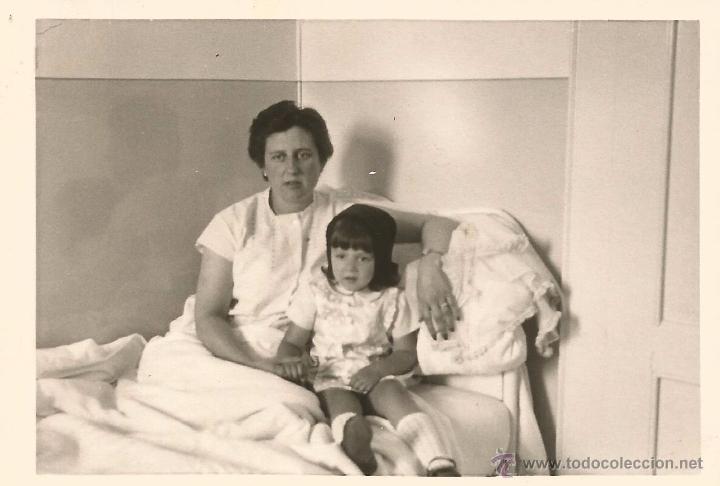 Alte Fotografie: ** M706 - FOTOGRAFIA - SE&Ntilde;ORA EN LA CAMA CON UNA PRECIOSA NI&Ntilde;ITA - RF. FL17