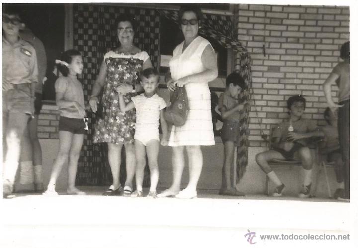 Alte Fotografie: ** M707 - FOTOGRAFIA - DOS SE&Ntilde;ORAS CON VARIOS JOVENCITOS - RF. FL17