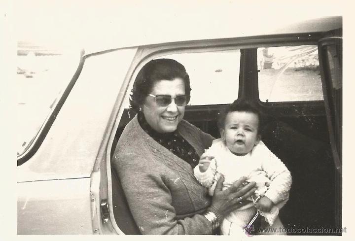 Alte Fotografie: :::: M716 - FOTOGRAFIA - SE&Ntilde;ORA CON UN BEB&Eacute; DENTRO DE UN COCHE