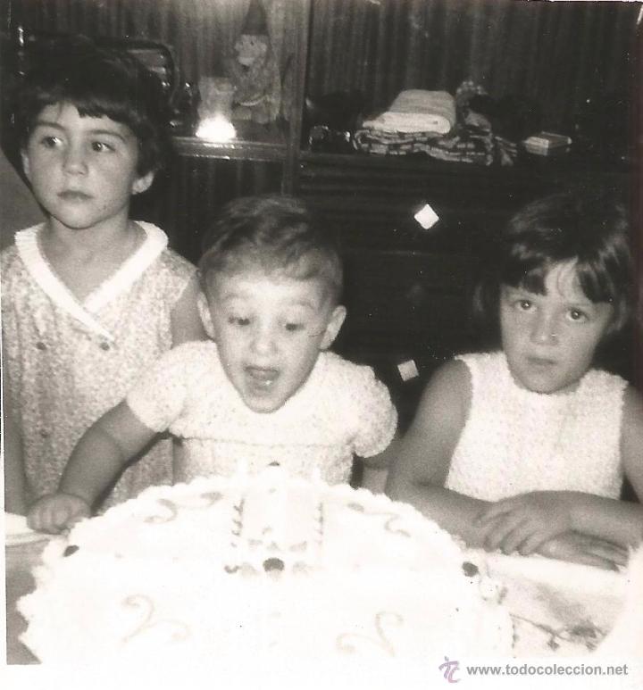Alte Fotografie: ** G798 - FOTOGRAFIA - NI&Ntilde;ITO A PUNTO DE SOPLAR LAS VELAS DE SU TARTA DE CUMPLEA&Ntilde;OS - RF. FL17