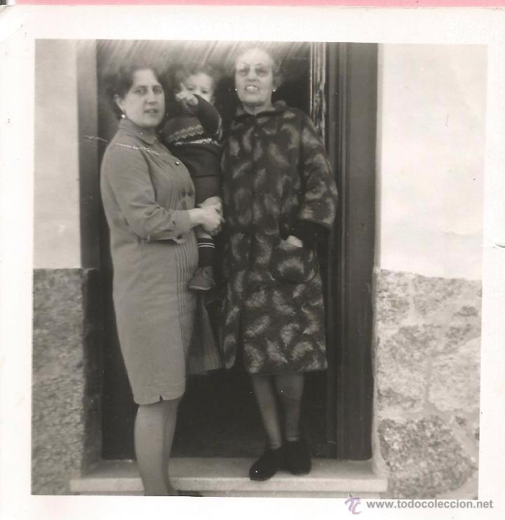 Alte Fotografie: ** G799 - FOTOGRAFIA - DOS SE&Ntilde;ORAS CON UN NI&Ntilde;ITO - RF. FL17