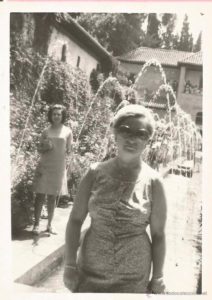 Alte Fotografie: ** M720 - FOTOGRAFIA - SE&Ntilde;ORA EN LA ALHAMBRA 1971 - RF. FL17