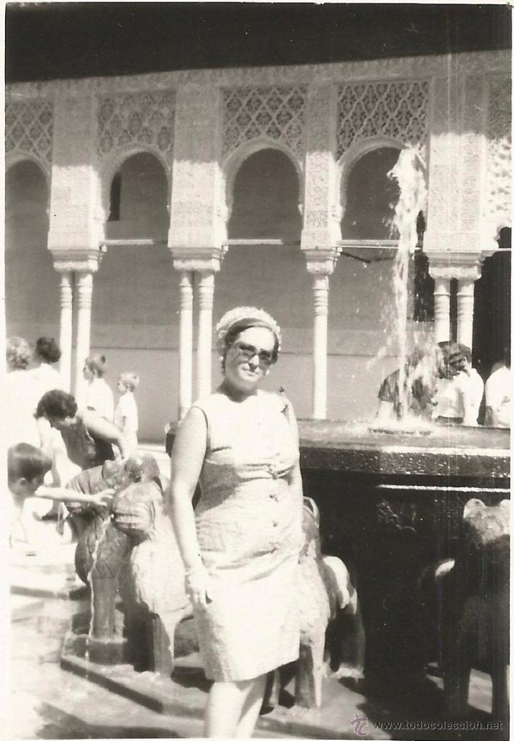 Alte Fotografie: ** M721 - FOTOGRAFIA - SE&Ntilde;ORA EN LA ALHAMBRA 1971 - RF. FL17