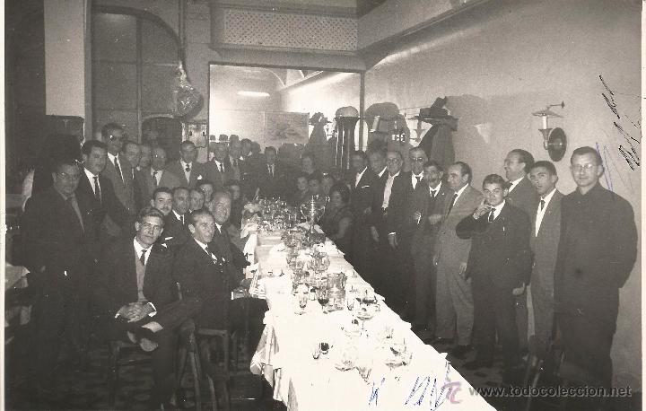 Fotograf&iacute;a antigua: :::: LL99 - FOTOGRAFIA - GRUPO DE HOMBRES EN UN BANQUETE - 17,5 X 11,5 CM.