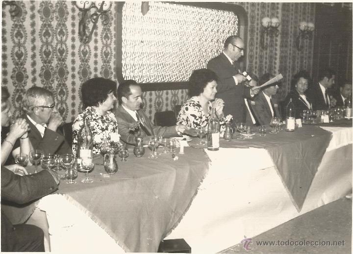Fotograf&iacute;a antigua: *** KK78 - FOTOGRAFIA - GRUPO DE AMIGOS EN UN BANQUETE - 17,5 X 12,5 CM.