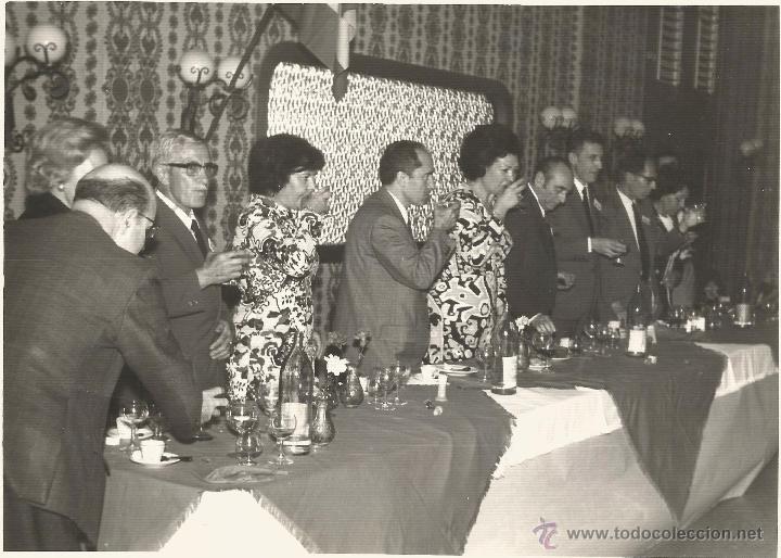Fotograf&iacute;a antigua: :::: LL96 - FOTOGRAFIA - GRUPO DE AMIGOS EN UN BANQUETE - 17,5 X 12,5 CM.