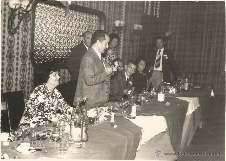 Fotograf&iacute;a antigua: :::: LL81 - FOTOGRAFIA - GRUPO DE AMIGOS EN UN BANQUETE - 17,5 X 12,5 CM.