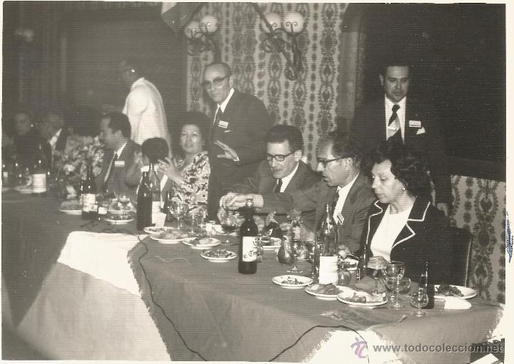 Fotograf&iacute;a antigua: :::: FF245 - FOTOGRAFIA - GRUPO DE AMIGOS EN UN BANQUETE - 17,5 X 12,5 CM.