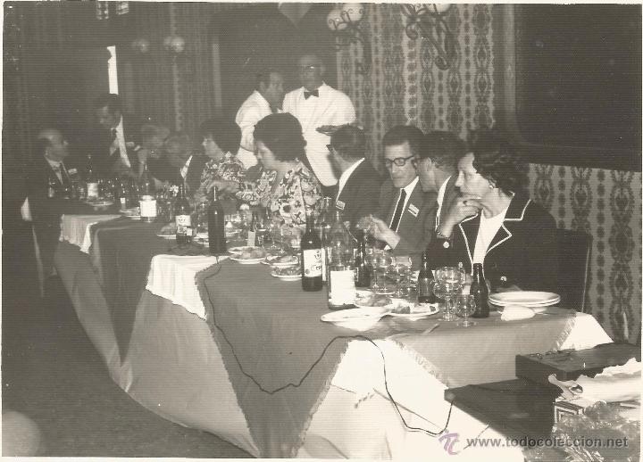 Fotograf&iacute;a antigua: :::: FF243 - FOTOGRAFIA - GRUPO DE AMIGOS EN UN BANQUETE - 17,5 X 12,5 CM.