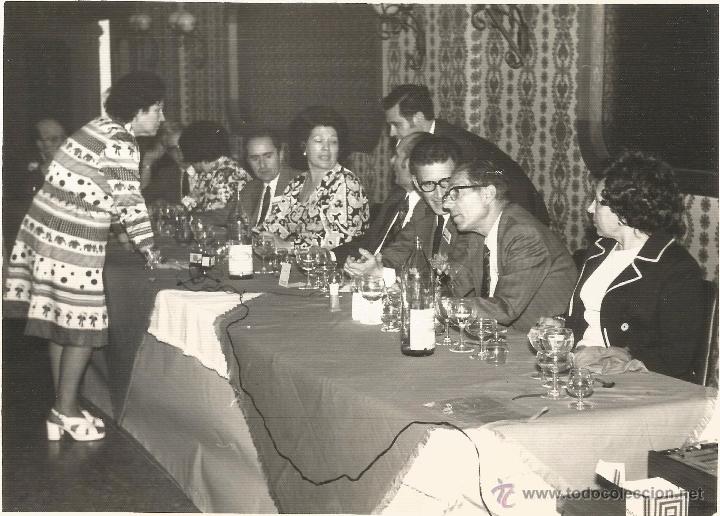 Fotograf&iacute;a antigua: :::: LL97 - FOTOGRAFIA - GRUPO DE AMIGOS EN UN BANQUETE - 17,5 X 12,5 CM.