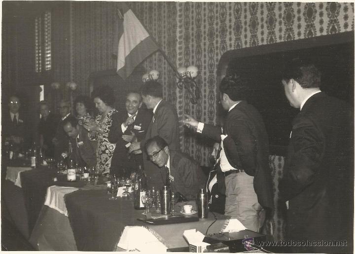 Fotograf&iacute;a antigua: ::::: LL61 - FOTOGRAFIA - GRUPO DE AMIGOS EN UN BANQUETE - 17,5 X 12,5 CM.- FL17