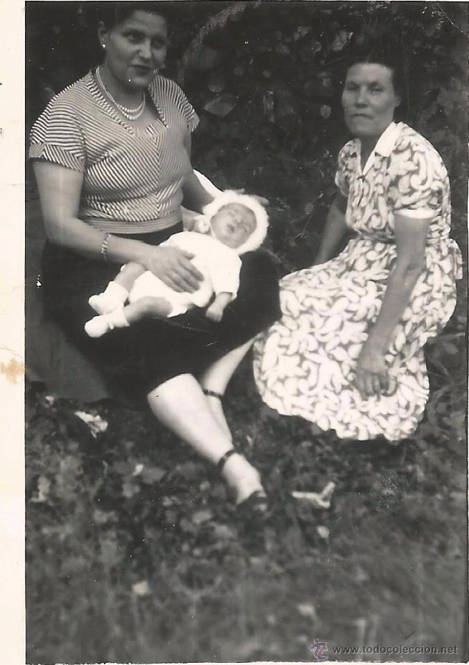 Alte Fotografie: ** M626 - FOTOGRAFIA - DOS SE&Ntilde;ORAS CON UN BEBE EN EL MONTE - 1952