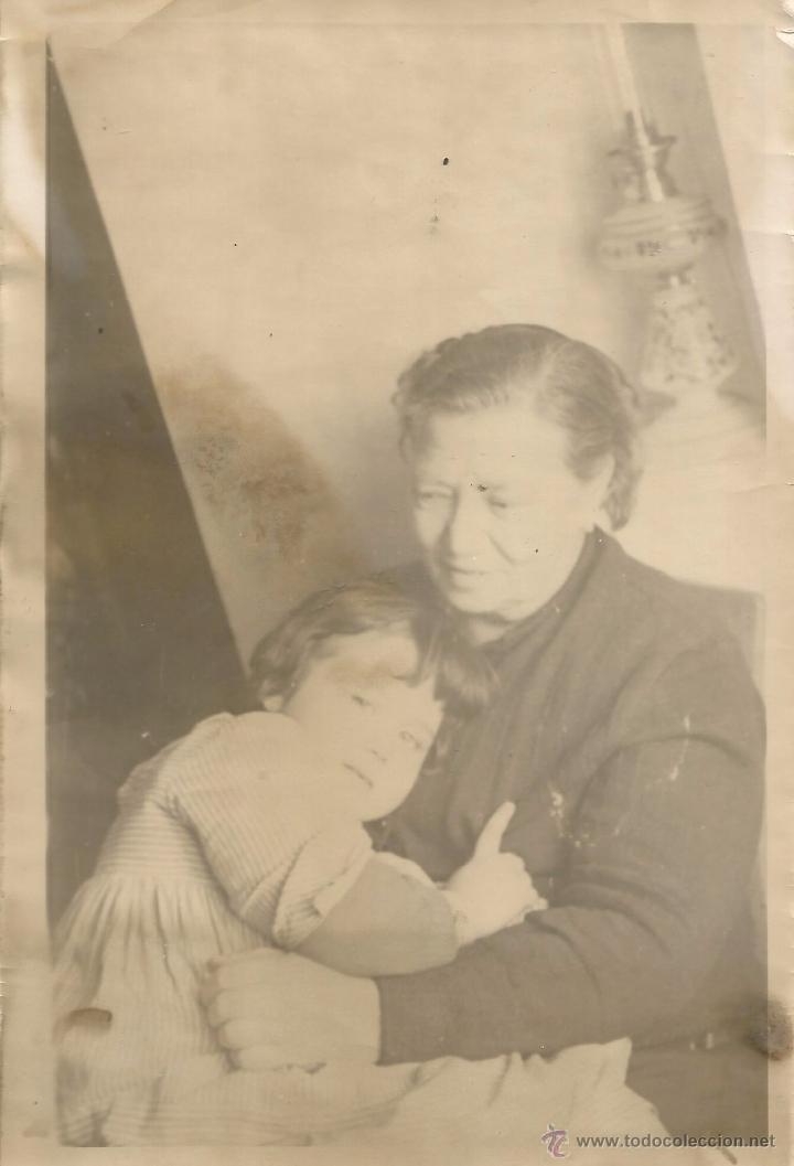 Fotograf&iacute;a antigua: :::: FF250 - FOTOGRAFIA - SE&Ntilde;ORA CON UNA NI&Ntilde;ITA EN BRAZOS - 18 X 12 CM.