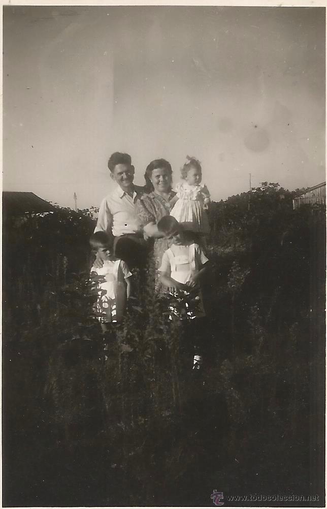 Alte Fotografie: ** M633 - FOTOGRAFIA - GRUPO FAMILIAR - 1950 - 8,5 X 6 CM.
