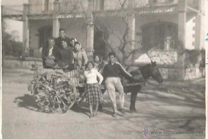 Alte Fotografie: ** M636 - FOTOGRAFIA - GRUPO DE AMIGOS MONTADOS EN UN CARRO