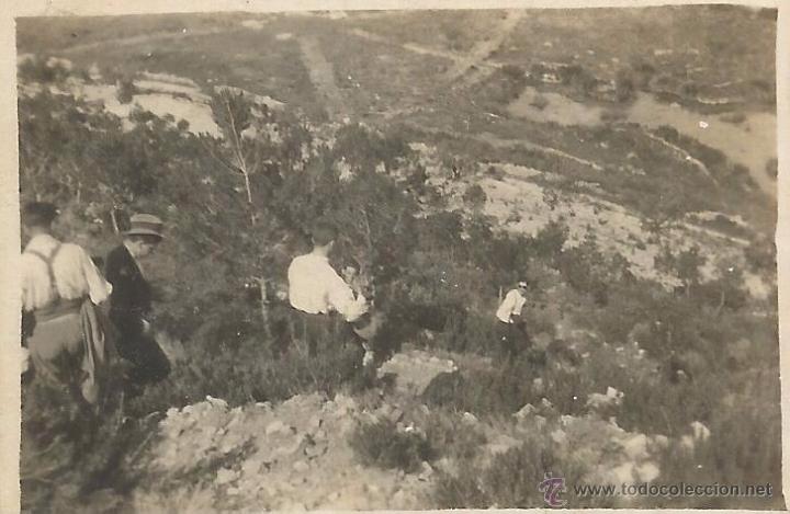 Alte Fotografie: :::: WW113 - FOTOGRAFIA - GENTE PASEANDO POR EL MONTE - 6 X 4 CM.