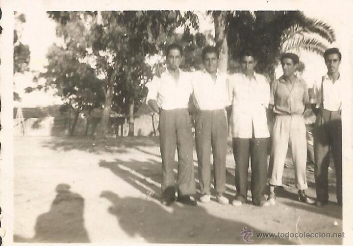 Alte Fotografie: :::: WW104 - FOTOGRAFIA PEQUE&Ntilde;O FORMATO - GRUPO DE AMIGOS - 6 X 4,5 CM.