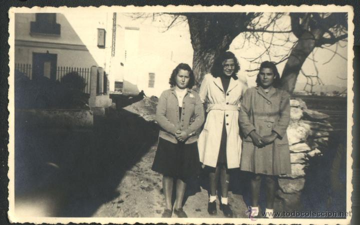 Fotograf&iacute;a antigua: VALENCIA - SE&Ntilde;ORITAS POSANDO - Foto 1