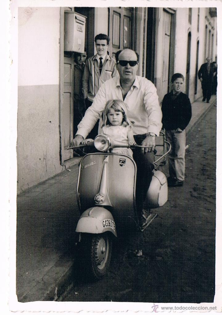 Fotograf&iacute;a antigua: hombre con  ni&ntilde;a en vespa