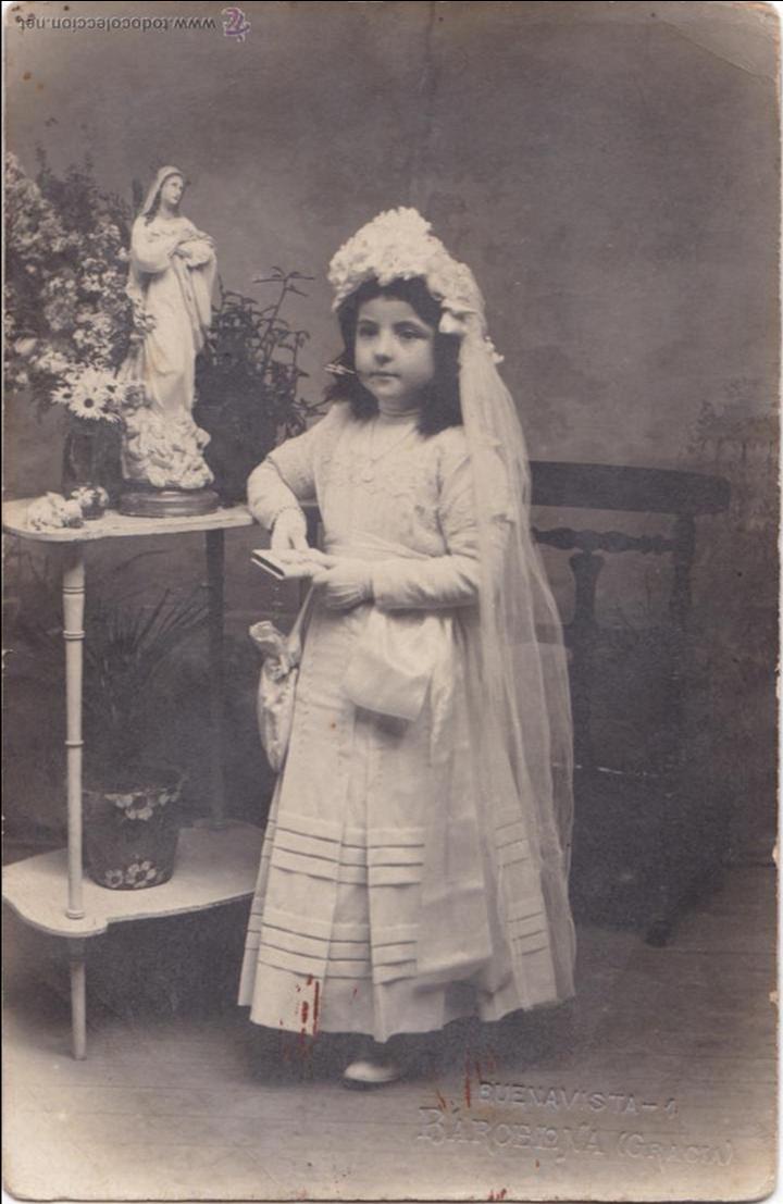 Fotografia antica: F- 814. FOTOGRAFIA DE ESTUDIO. NI&Ntilde;A DE COMUNION CON IMAGEN DE LA VIRGEN. A&Ntilde;OS 20.