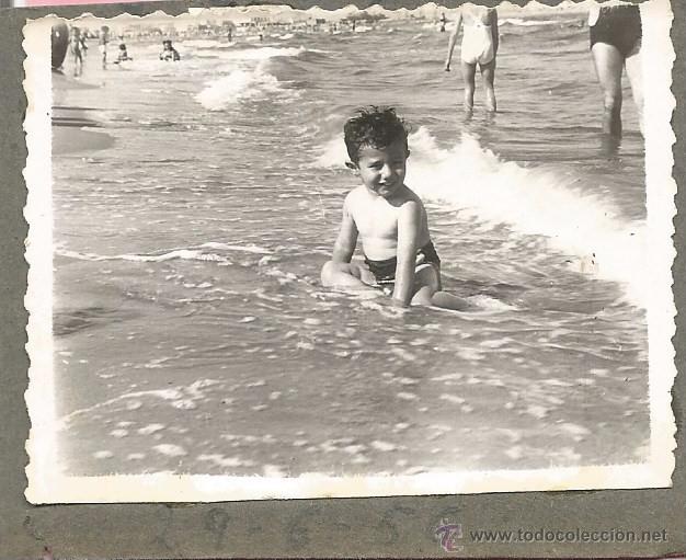Alte Fotografie: ** M647 - FOTOGRAFIA - NI&Ntilde;ITO TOMANDO EL BA&Ntilde;O EN LA PLAYA 1956