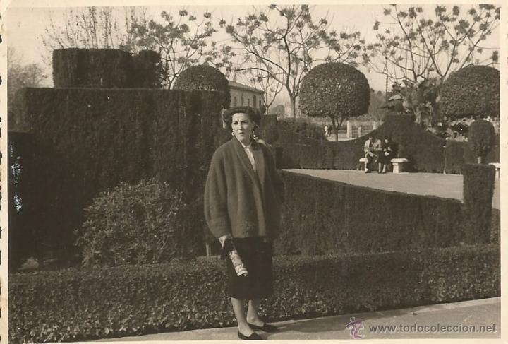 Alte Fotografie: ** M758 - FOTOGRAFIA - SE&Ntilde;ORA EN UN PARQUE