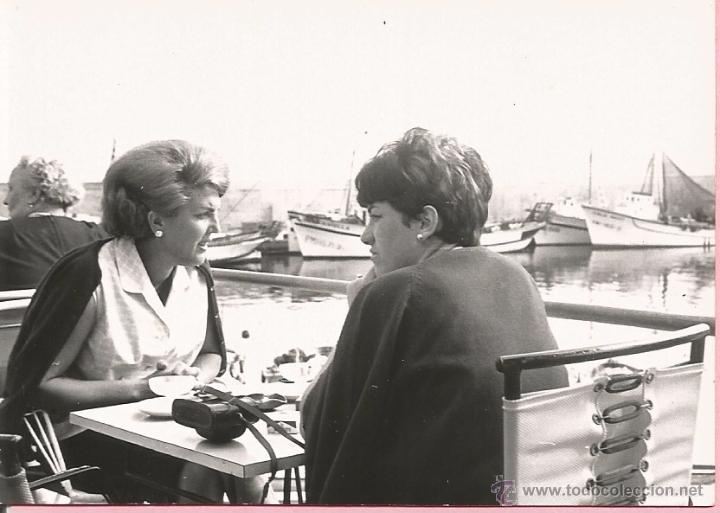 Alte Fotografie: ** M767 - FOTOGRAFIA - DOS AMIGAS JUNTO AL MAR